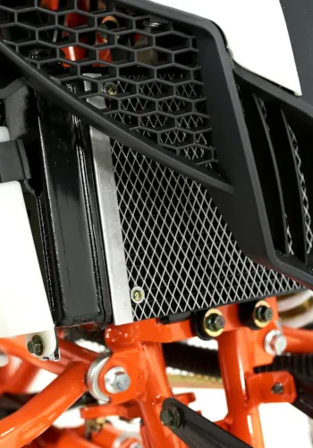 Zbliżenie na chłodnicę w quadzie KAYO A300