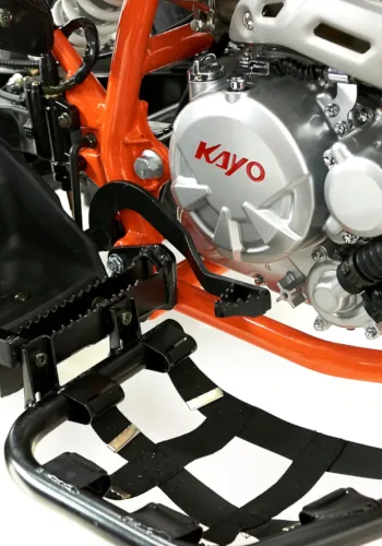 Zbliżenie na dźwignię zmiany biegów w KAYO A300