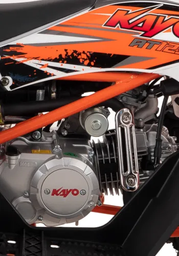 Zbliżenie na silnik quadu KAYO AT125