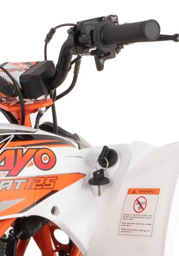 Zbliżenie na manetkę gazu KAYO AT125. Widoczna również stacyjka