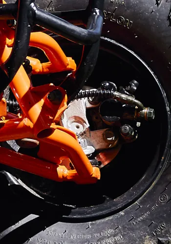 Zbliżenie na przednie koło quadu KAYO AT125 - widoczny fragment hamulca hydraulicznego