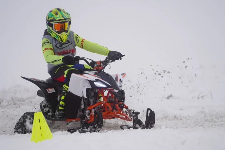 Quad KAYO AT125 z pakietem SnowKit jazdy na śniegu widok z prawego boku