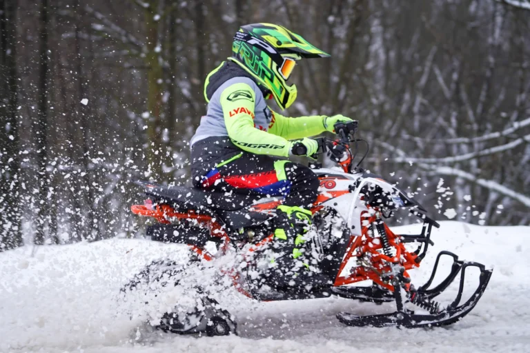 Quad KAYO AT125 z pakietem SnowKit na śniegu widok z prawego boku