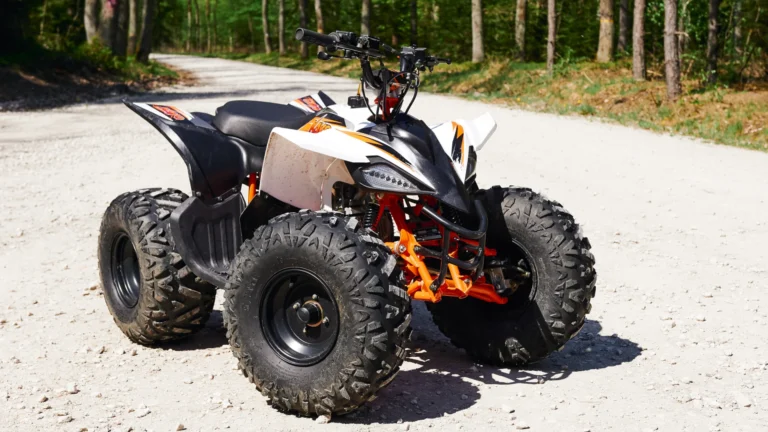 KAYO AT125 stojący w terenie. Widok od przodu na prawy bok pojazdu.