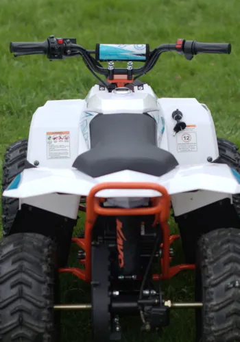Widok quadu KAYO eA70 od tyłu widoczne siedzenie, elementy tylnego zawieszenia oraz kierownica od strony małego ridera