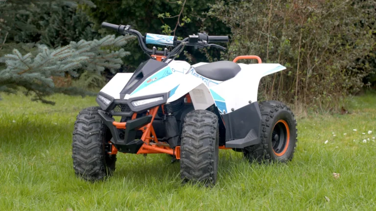 Quad KAYO eA70 stojący na trawie, Widok od przodu