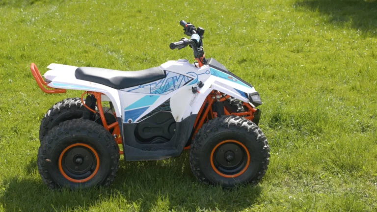 Quad KAYO eA70 stojący na trawie, Widok na prawy bok pojazdu