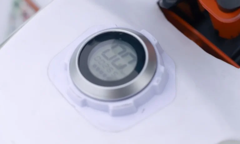 Zbliżenie na wyświetlacz ciekłokrystaliczny w quadzie KAYO eA70