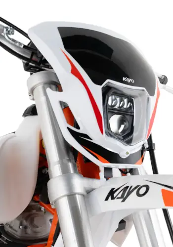 Zbliżenie na lampę LED KAYO K2 250 ENDURO