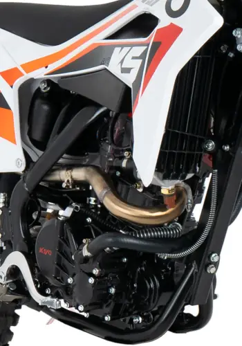 Zbliżenie na silnik w KAYO K5 300 ENDURO