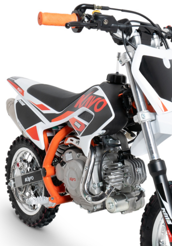 Kayo 50 KMB zbliżenie na tylną część pojazdu w ujęciu od przodu z prawego boku. Dobrze widoczne nisko usytuowane siedzenie.