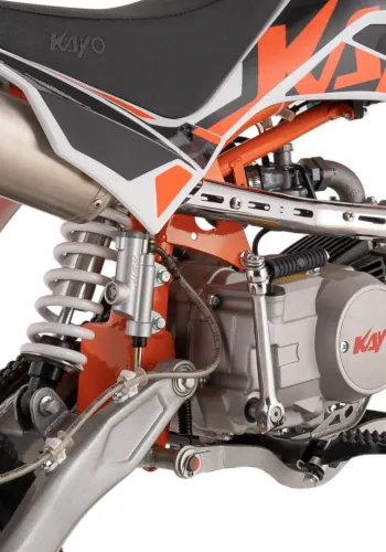 Zbliżenie na elementy konstrukcyjne motocykla KAYO 110 TSD - widoczne elementy ramy, wahacz oraz amortyzator tylny