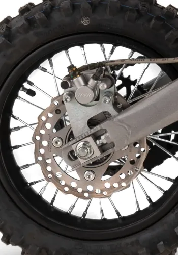 Koło tylne KAYO 110 TSD z tarczą hamulca hydraulicznego - zbliżenie