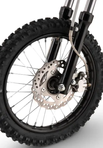 Zbliżenie na przednie KOŁO KAYo 110 TSD - widoczna tarcza hamulca oraz fragment przedniego zawieszenia