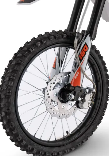 Przednie koło KAYO 160 TT. Widoczna terenowa opona, tarcza hamulca raz fragment zawieszenia