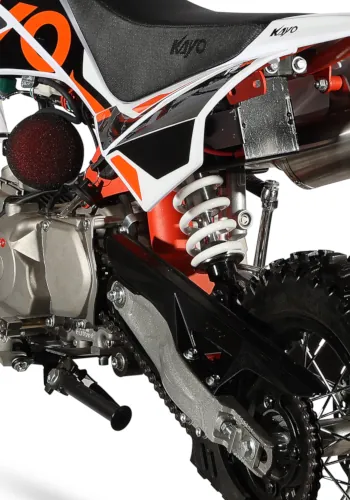 KAYO 90 TS - zbliżenie na element zawieszenie tylnego. Widoczny min wahacz i amortyzator