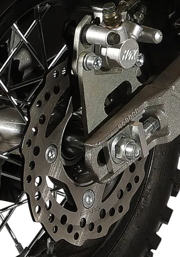 Zbliżenie na tarczę tylnego hamulca motocykla KAYO 90 TS