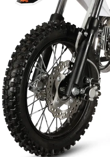 Przednie koło motocyklu KAYO 90 TS. Widoczna tarcza hamulca oraz fragment przedniego zawieszenia