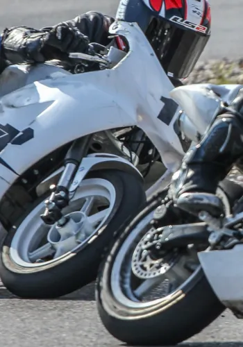 Kadr z wyścigu prezentujący koła (przednie i tylne) dwóch motocykli KAYO MINI GP 150