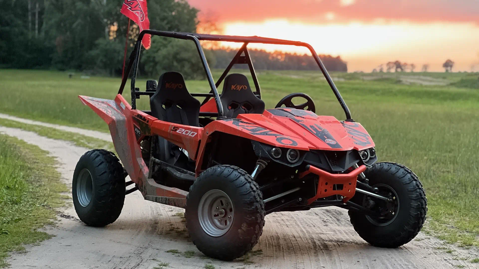 Buggy KAYO S200 na polnej drodze - widok od przodu na prawy bok pojazdu