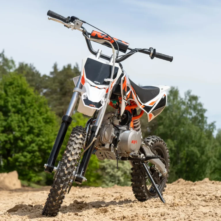 KAYO 110 TSD stojący na piasku - widok od przodu motocykla