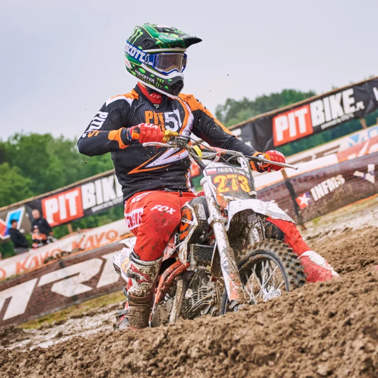 KAYO 160TT w trakcie jazdy po błocie w trakcie zawodów