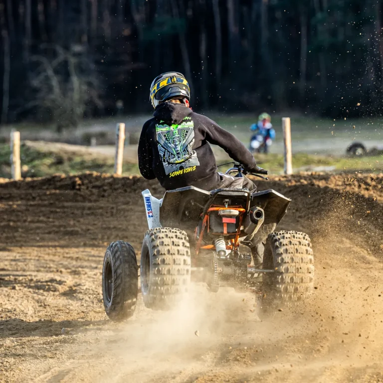 KAYO A300 na torze - widok od tyłu