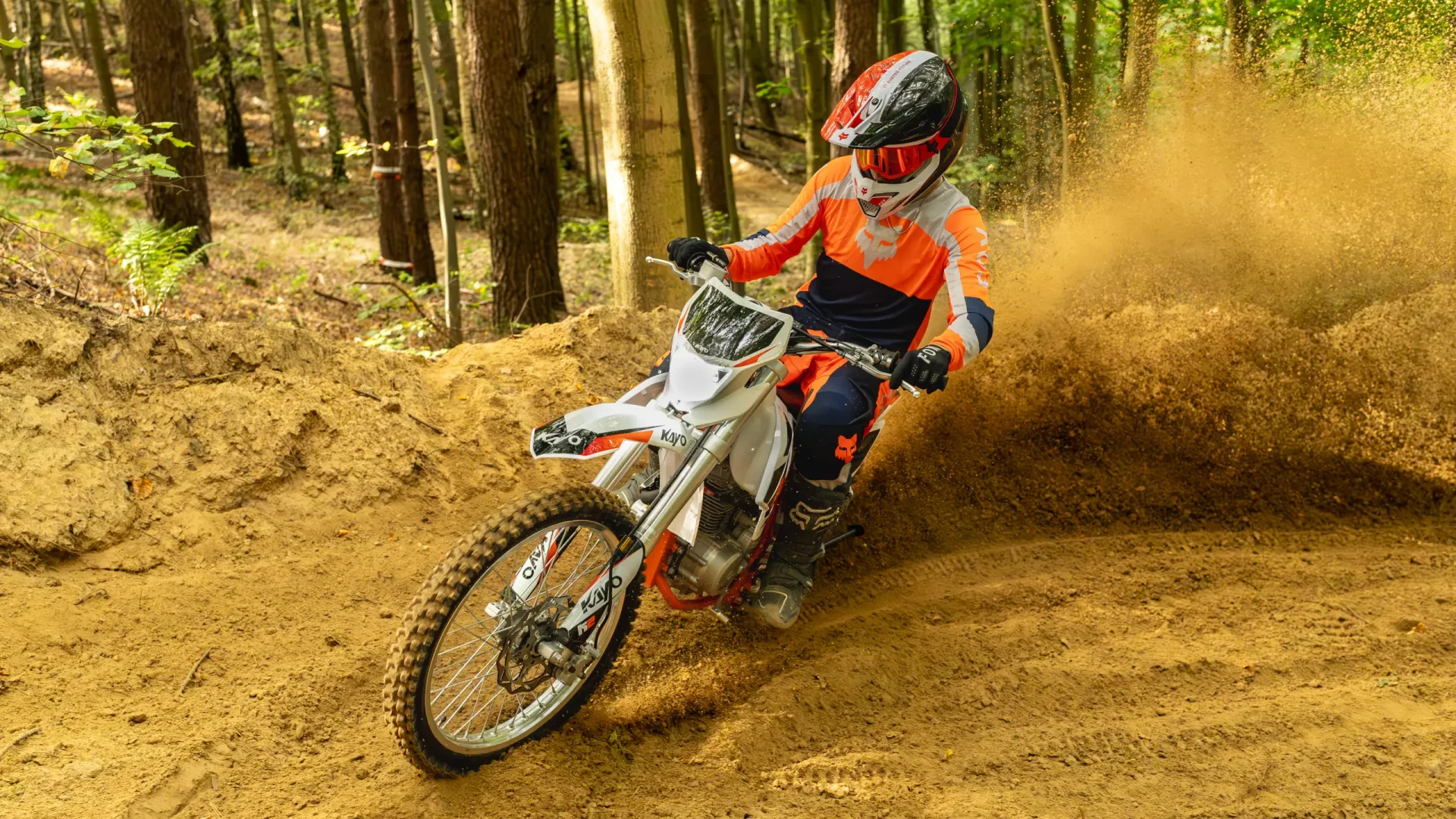 KAYO K2 250 ENDURO w terenie pokonuje zakręt wzbijając w powietrze tumany piasku