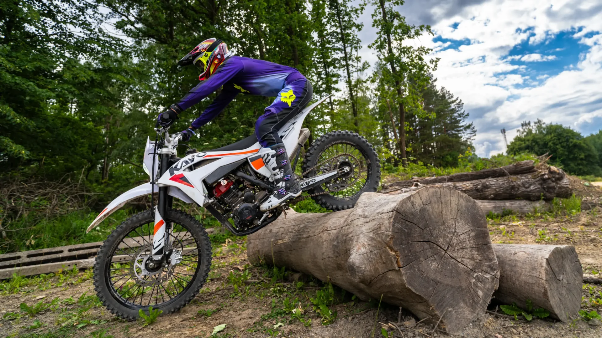 KAYO K5 300 ENDURO pokonuje przeszkodę w postaci powalonego drzewa