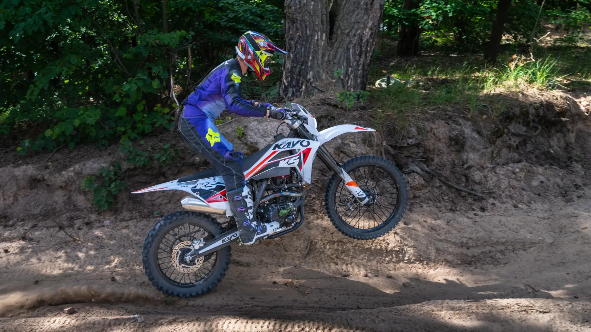 KAYO K5 300 ENDURO podczas jazdy w terenie widok na prawy bok