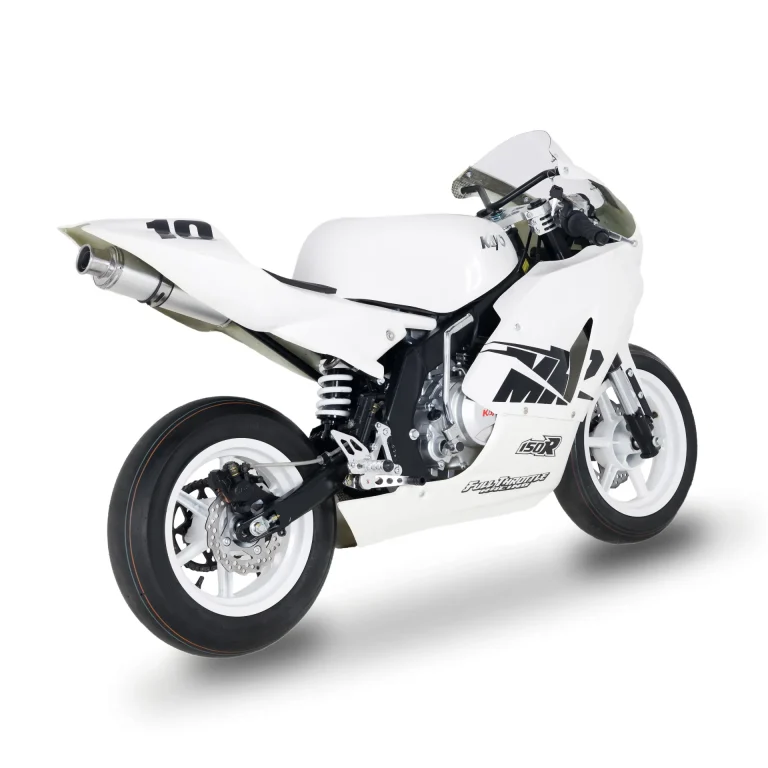 Zdjęcie studyjne KAYO MINI GP 150. Motocykl w ujęciu od tyłu na jego prawy bok. Widoczne elementy tylnego zawieszenia.