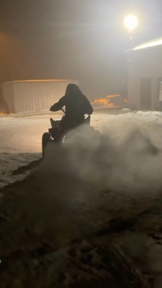 Nawet gdy za oknem jest szaro i ponuro, odpowiedni sprzęt w garażu sprawi, że każdy zimowy dzień stanie się epicką przygodą! ❄️ Bo kto powiedział, że dorośli nie mogą się świetnie bawić? 🚜💨✨ #KAYO #kayoA300 #quad #quady #zima #swieta2025