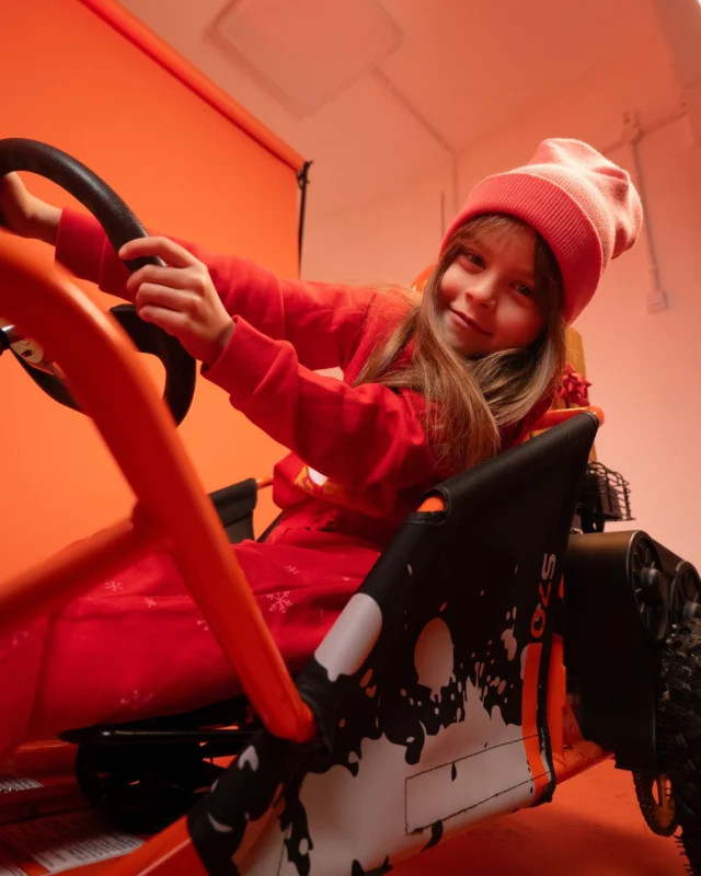 Co tak naprawdę uszczęśliwia dzieci? 🤔
Oczywiście – prezenty! 🎁 Ale umówmy się... kto z nas nie zna widoku gór porozrzucanych zabawek, które po krótkim czasie lądują w kącie? 🧸💨

Dzieci, aby prawidłowo się rozwijać, potrzebują prawdziwych emocji i aktywności. Potrzebują czegoś, co zostanie z nimi na dłużej niż dwa dni. Czegoś, co nie uzależnia od ekranu i nie serwuje jedynie "taniej" dopaminy. 📱🚫

Idealna przygoda musi być ciut wymagająca i minimalnie – choć tylko pozornie – niebezpieczna. ⚡ Właśnie dlatego dzieci tak uwielbiają motoryzację! 🏎️🔥

Minimotocykle pit bike to fantastyczny pierwszy krok w świat dwóch kółek już od najmłodszych lat. 🏍️✨ Świetną opcją są też quady, o ile posiadają regulację przepustnicy i bezpieczną budowę, a dla małych rajdowców marzących o czterech kółkach idealnie sprawdzi się buggy KAYO S70. 🏁🏆

Zresztą... wystarczy spojrzeć na te uśmiechy. Tego nie zastąpi żadna gra komputerowa! 😊📸

#swieta2025 #prezent #dladzieci #dzieci #dziecinstwo