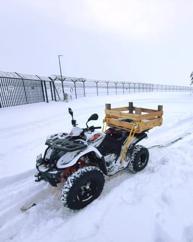Ciężkie, zimowe warunki na Mazowszu? ❄️ Żaden problem, jeśli w garażu masz homologowane KAYO AU200 T3B! 🚜💨 Zdjęcia podesłane przez jedną z największych strzelnic w tym rejonie – wielkie dzięki dla @zbrojowniamodlin 🎯📸 Jak widać, sprzęt radzi sobie w każdych warunkach! 🌲🏔️ #zima #zima2025 #snieg #mazowsze #kayo #quad