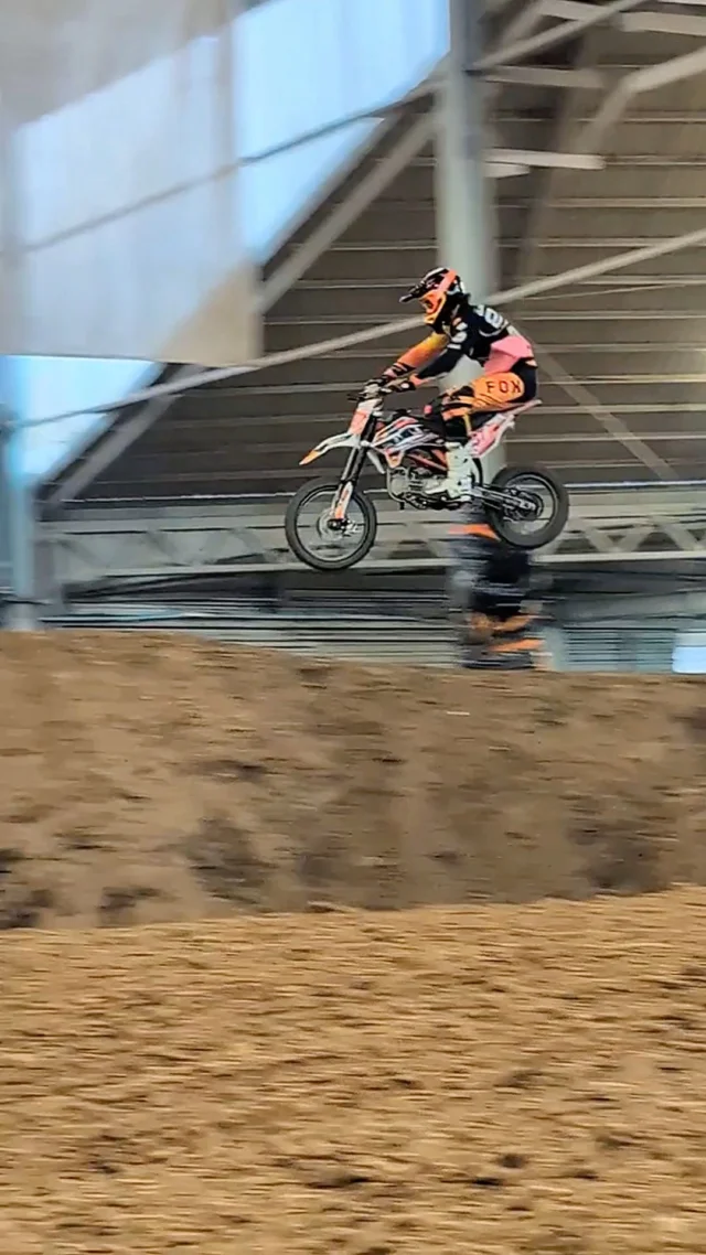 Śnieg i mróz za oknem? 🌨️ Żaden problem! Z pit bike’iem zawsze możesz trenować pod dachem. 🏠✊ Widzimy się na hali! 🔝#pitbike #kayo #pukarena #motocross