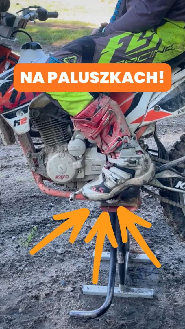 Jak ustawić stopy na podnóżku? 🦶 Na palcach, pięcie czy może na śródstopiu? Sprawdzamy! 🧐 #kayo #enduro #motocross #technikajazdy